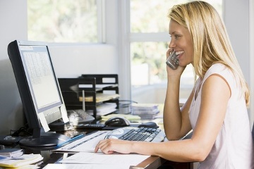 woman-in-home-office-with-computer-using-telephone-smiling Минусы и недостатки работы в интернете